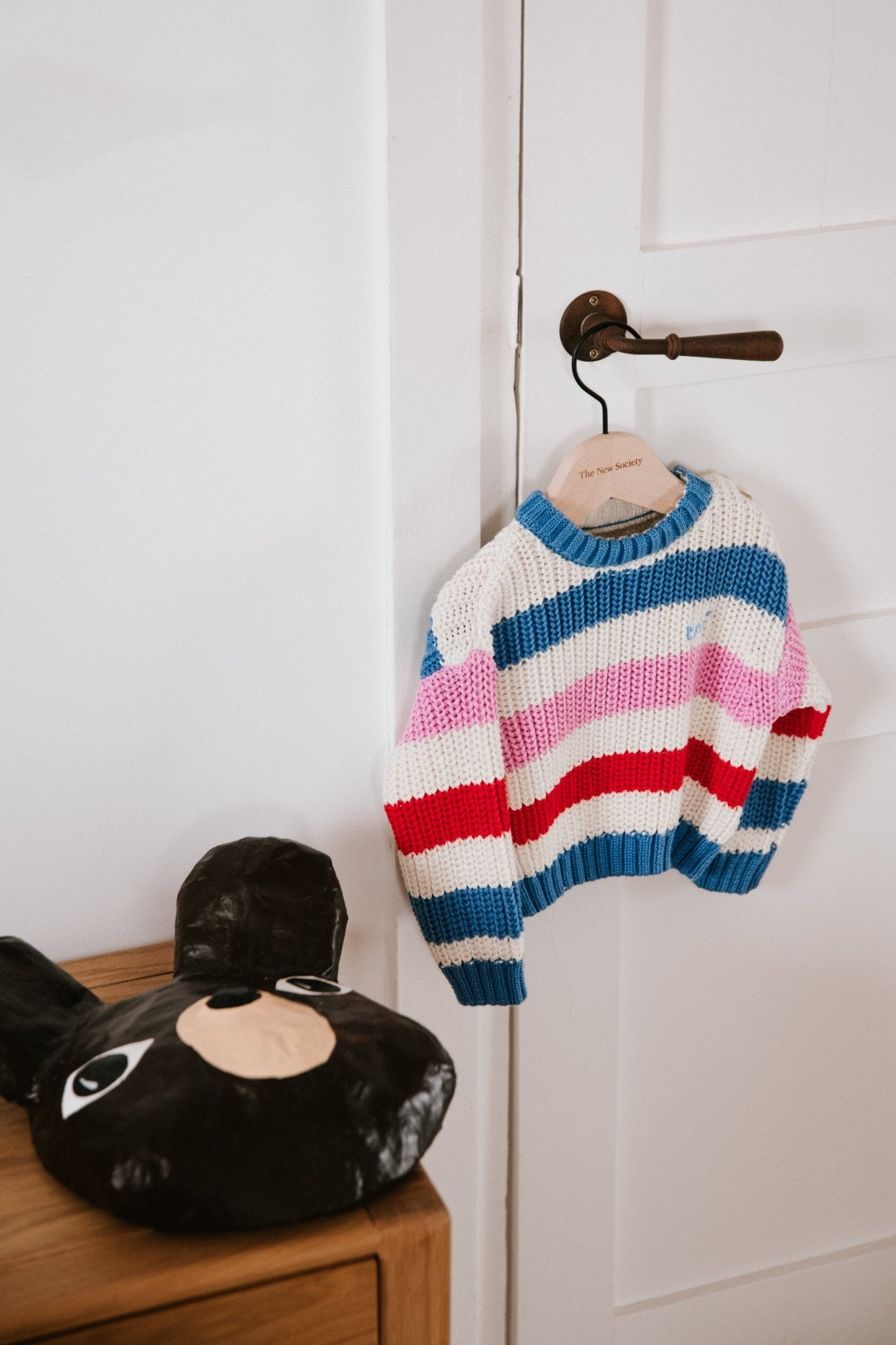 爽やかで夏らしいカラーと胸元の魅力的な刺繍ロゴディテールが特徴のベビーストライプコットンニット。