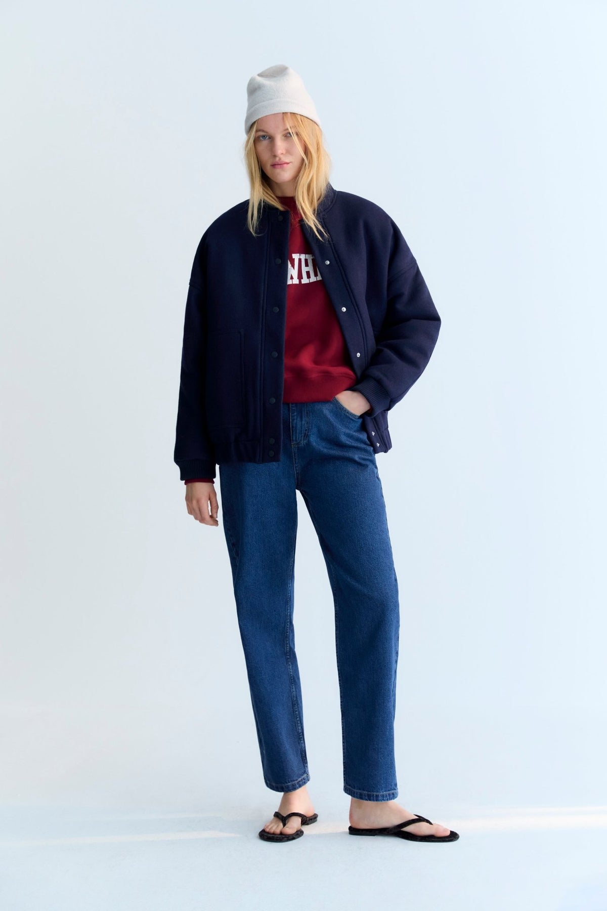 La bomber Clara en Infinite Navy es una versión refinada de uno de los estilos más vendidos del año pasado. Confeccionado con una cálida mezcla de lana. The New Society. AW25. 