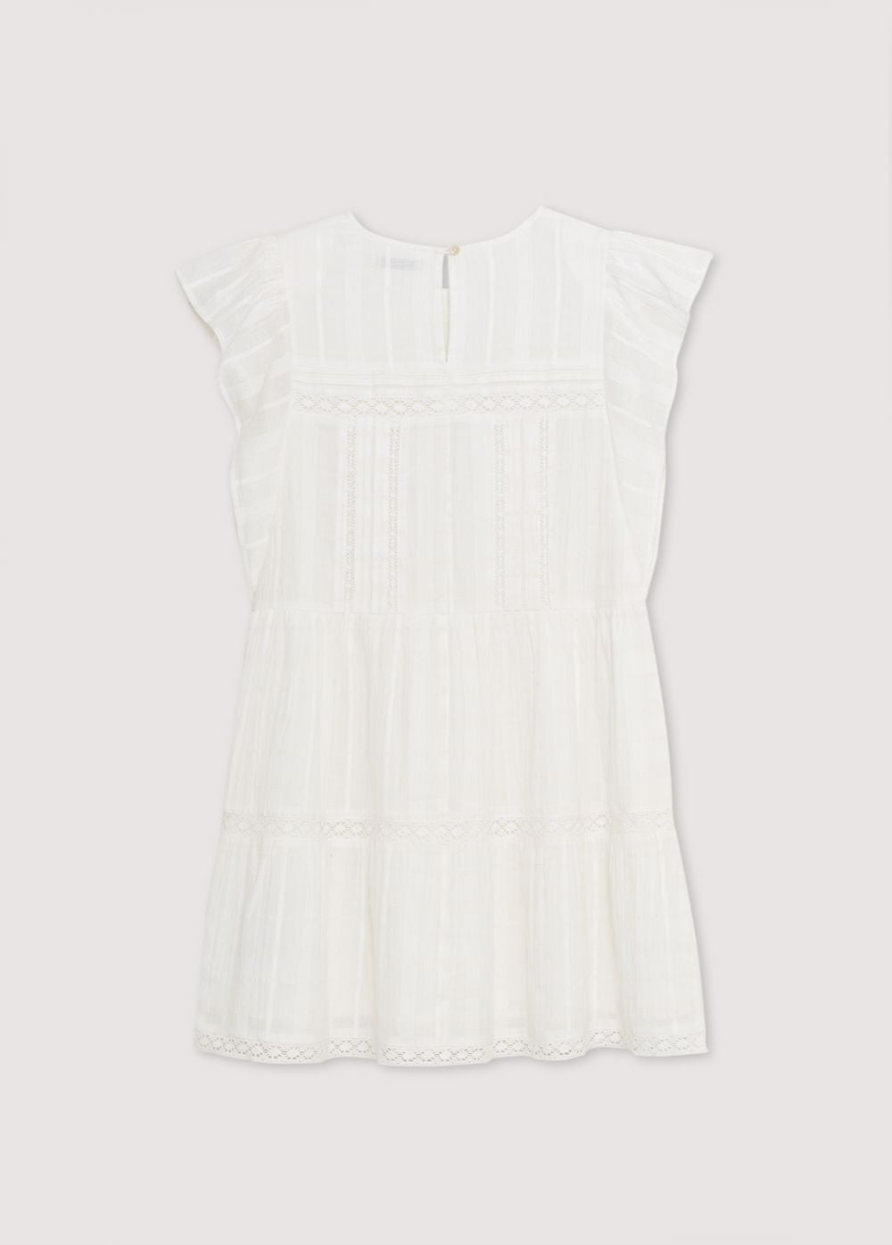 Robe courte en tissu jacquard et détails en dentelle. Il présente des volants sur les manches et une ouverture au dos avec bouton en nacre. Collection Printemps Été. The New Society.