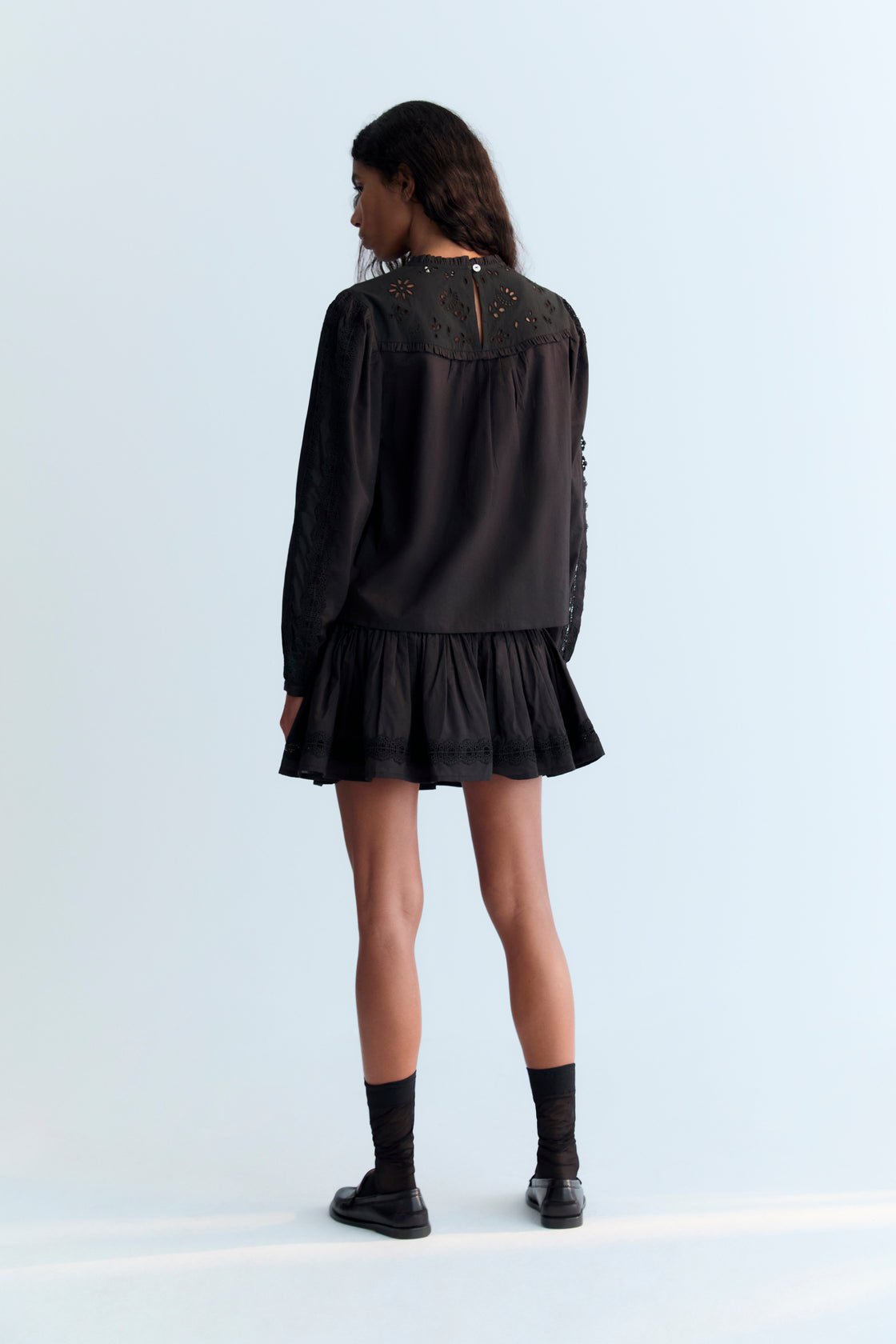 Falda de batista con detalle fruncido en la parte superior y bajo con volante y ribete de encaje. Perfecto para combinar con la blusa a juego.