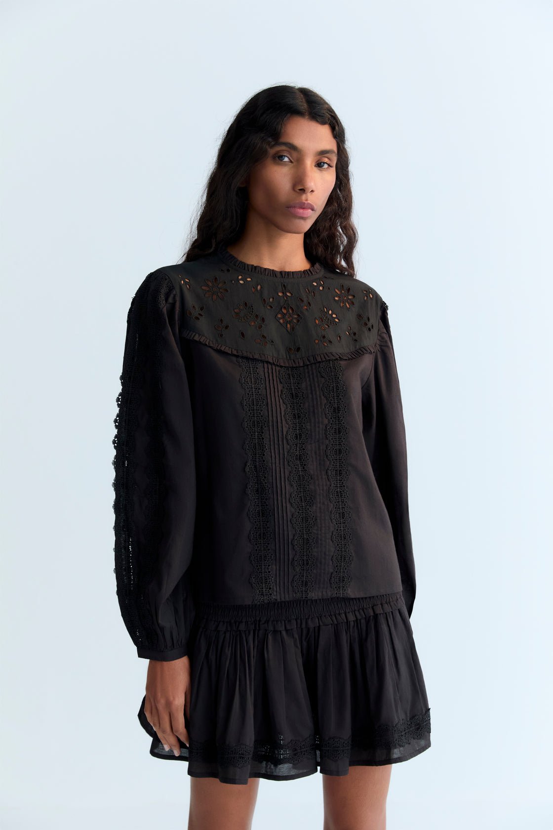 Falda de batista con detalle fruncido en la parte superior y bajo con volante y ribete de encaje. Perfecto para combinar con la blusa a juego.