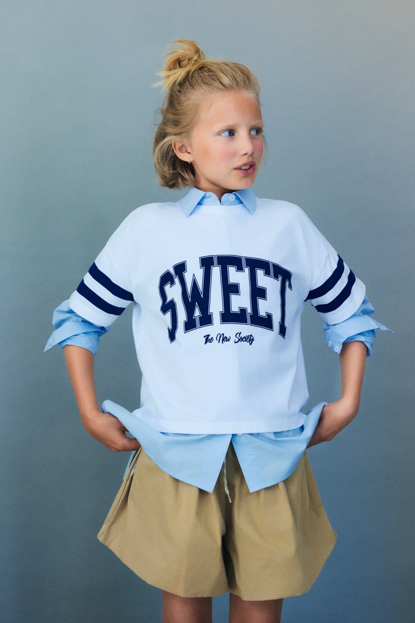 柔らかく軽量なコットンジャージーのクロップTシャツは、袖のコントラストプリントと前面の「Sweet」プリントが特徴で、遊び心のある現代的な外観を演出します。