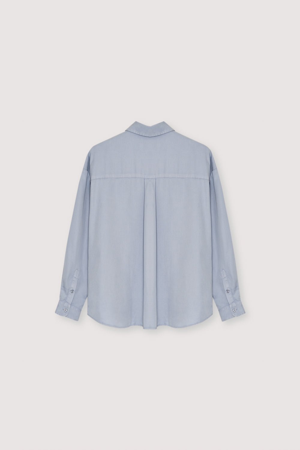 Chemise 100 % lyocell pour un toucher doux et léger et un drapé lisse. Conçu avec des poignets boutonnés, une poche plaquée sur le devant et une fermeture sur le devant avec des boutons ton sur ton pour un look épuré et moderne. Disponible en trois couleurs polyvalentes pour s'adapter à tous les styles.