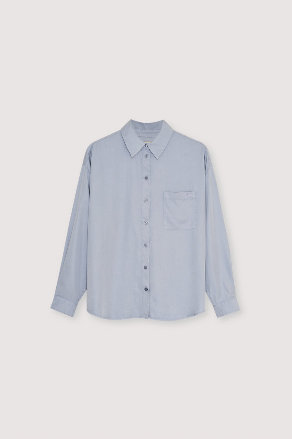 Chemise 100 % lyocell pour un toucher doux et léger et un drapé lisse. Conçu avec des poignets boutonnés, une poche plaquée sur le devant et une fermeture sur le devant avec des boutons ton sur ton pour un look épuré et moderne. Disponible en trois couleurs polyvalentes pour s'adapter à tous les styles.