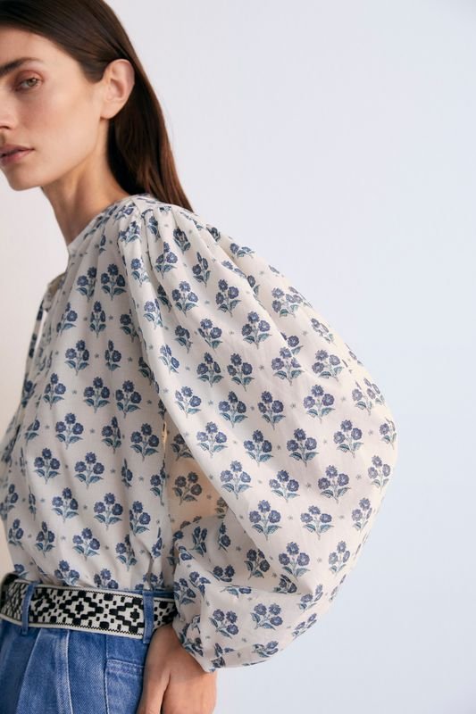 Blusa Mujer Eleni en popelina 100% algodón con nuestro estampado Jacinto. Blusa de manga larga con volante de cuello alto y lazo. Colección Primavera Verano. The New Society.