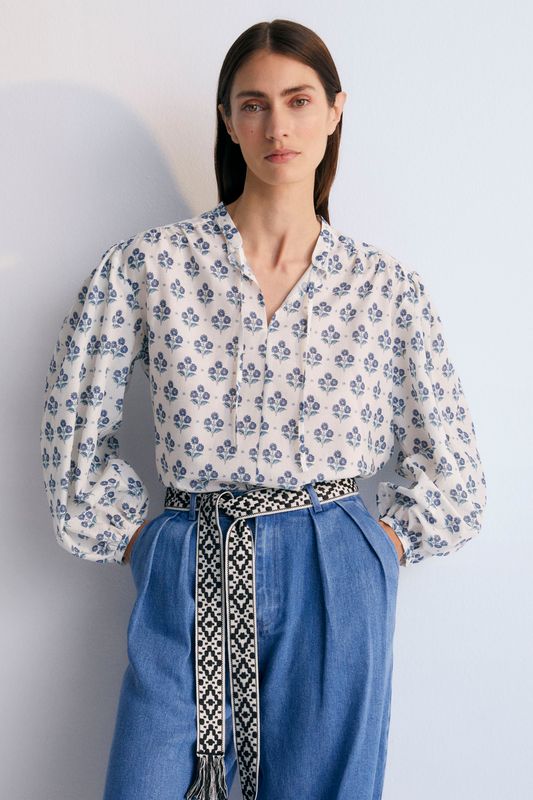Blusa Mujer Eleni en popelina 100% algodón con nuestro estampado Jacinto. Blusa de manga larga con volante de cuello alto y lazo. Colección Primavera Verano. The New Society.