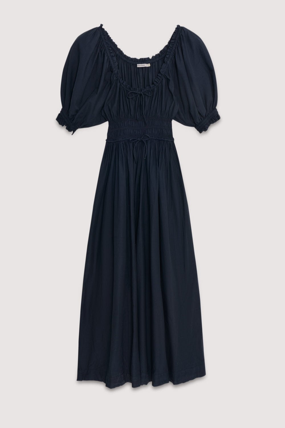 Vestido Mujer Eleni, nuestro best seller en color Negro en tejido popelín 100% algodón. Escote en pico, elástico, manga abullonada y largo midi.
Colección Mujer Primavera Verano. The New Society
