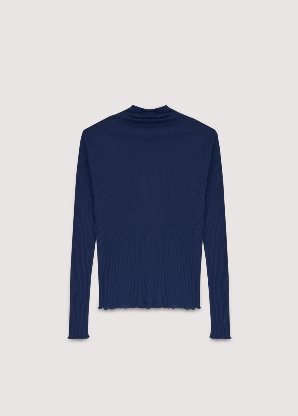 Ce T-shirt slim en coton côtelé présente un col montant pour un look élégant et moderne. Doux et confortable, il est polyvalent et parfait à superposer sous des vestes, des pulls ou des robes.