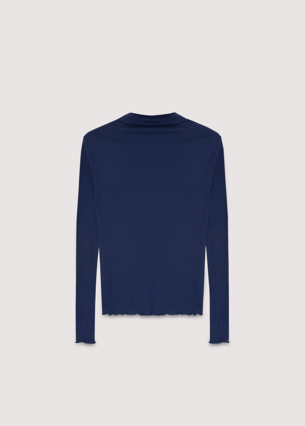 Ce T-shirt slim en coton côtelé présente un col montant pour un look élégant et moderne. Doux et confortable, il est polyvalent et parfait à superposer sous des vestes, des pulls ou des robes.