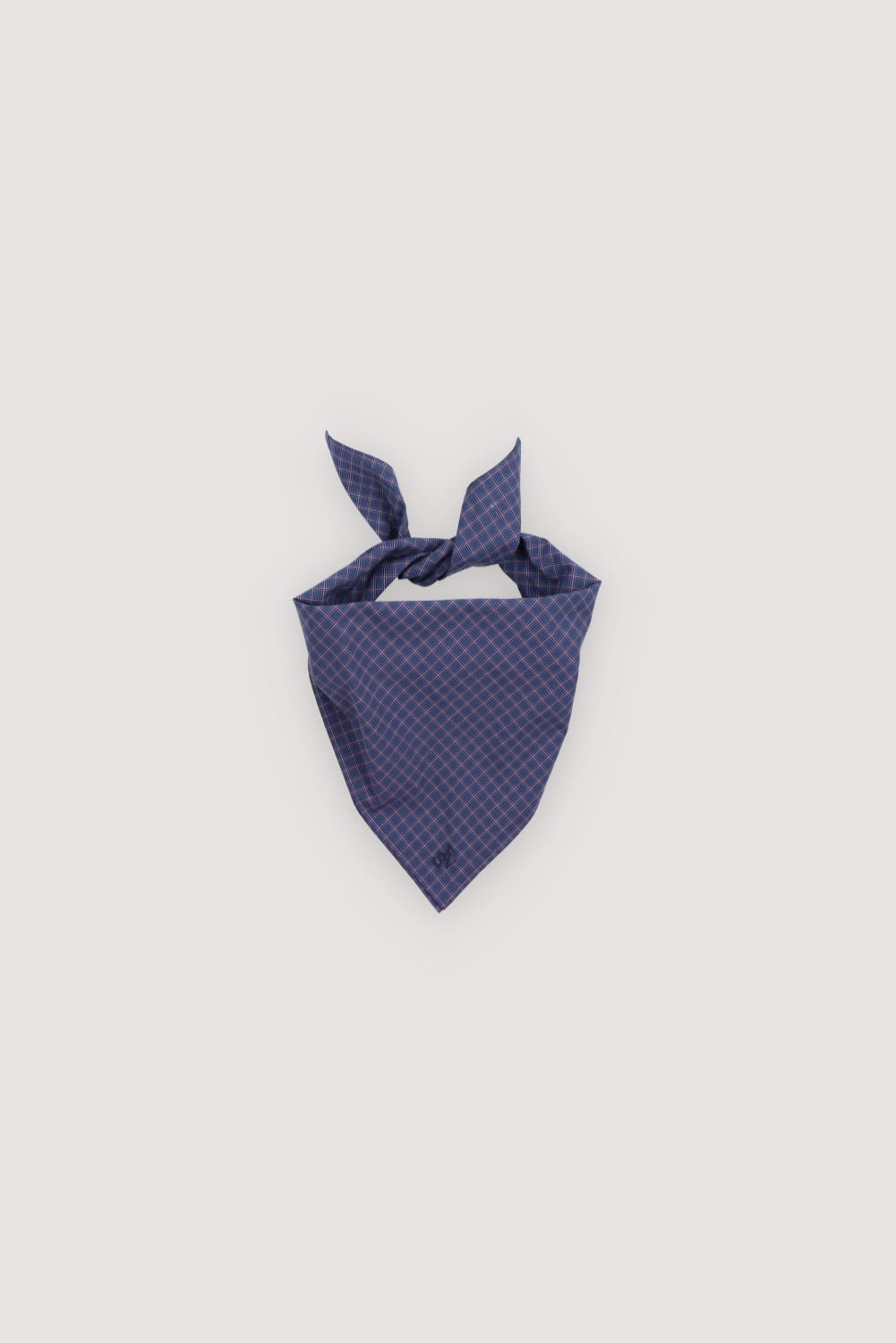 Écharpe carrée en 100% Tencel avec un détail brodé de la marque. Une chemise assortie est disponible pour créer un ensemble complet.