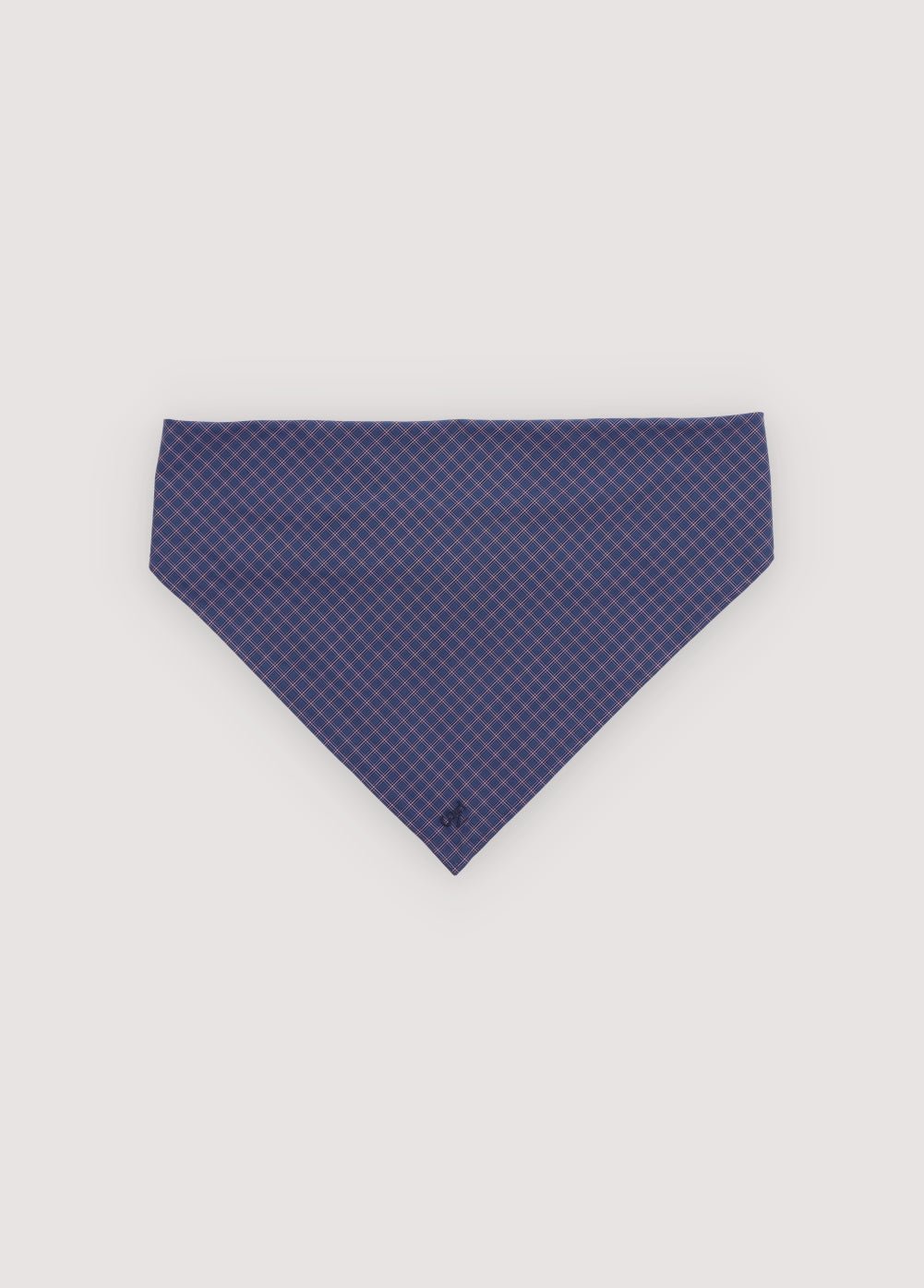 Écharpe carrée en 100% Tencel avec un détail brodé de la marque. Une chemise assortie est disponible pour créer un ensemble complet.
