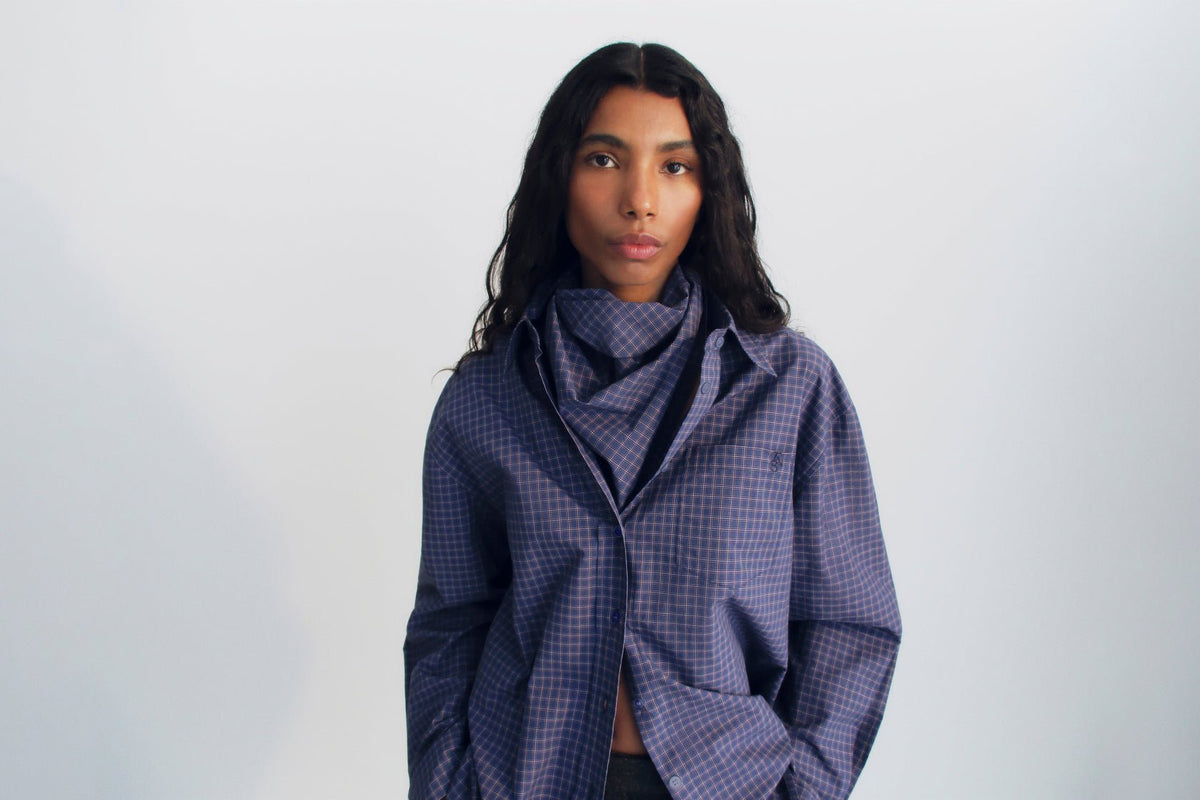 Cotton checkered shirt with tone-on-tone buttons and a patch pocket on the front with brand embroidery. It has a matching scarf available to complete the look.