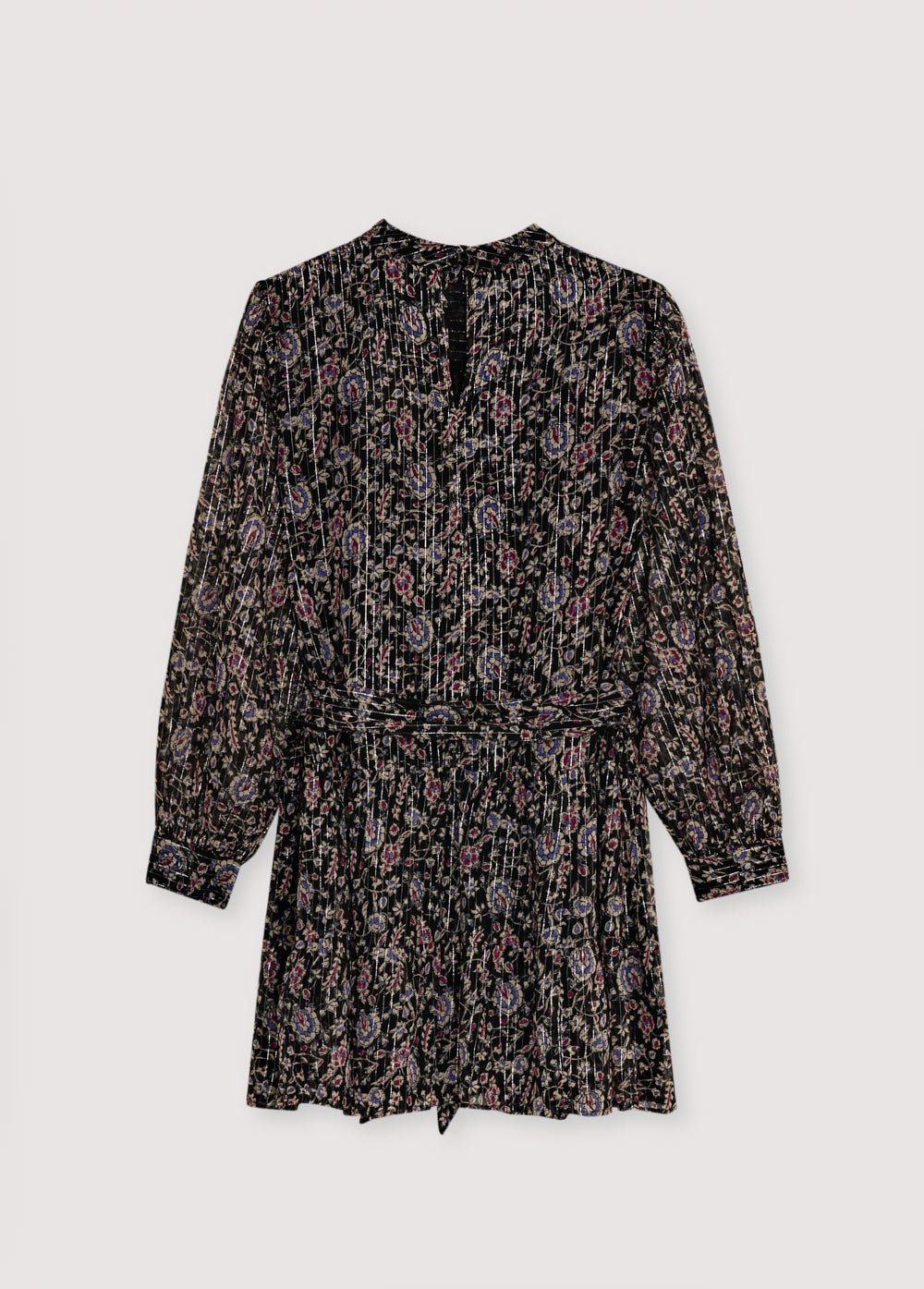 Vestido corto en tejido de viscosa con lúrex y diseño estampado. Es entallado en la cintura y presenta detalles de pliegues en la parte delantera. La falda es voluminosa con dobladillo con volantes.