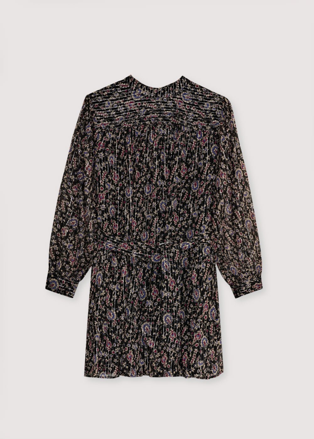 Vestido corto en tejido de viscosa con lúrex y diseño estampado. Es entallado en la cintura y presenta detalles de pliegues en la parte delantera. La falda es voluminosa con dobladillo con volantes.