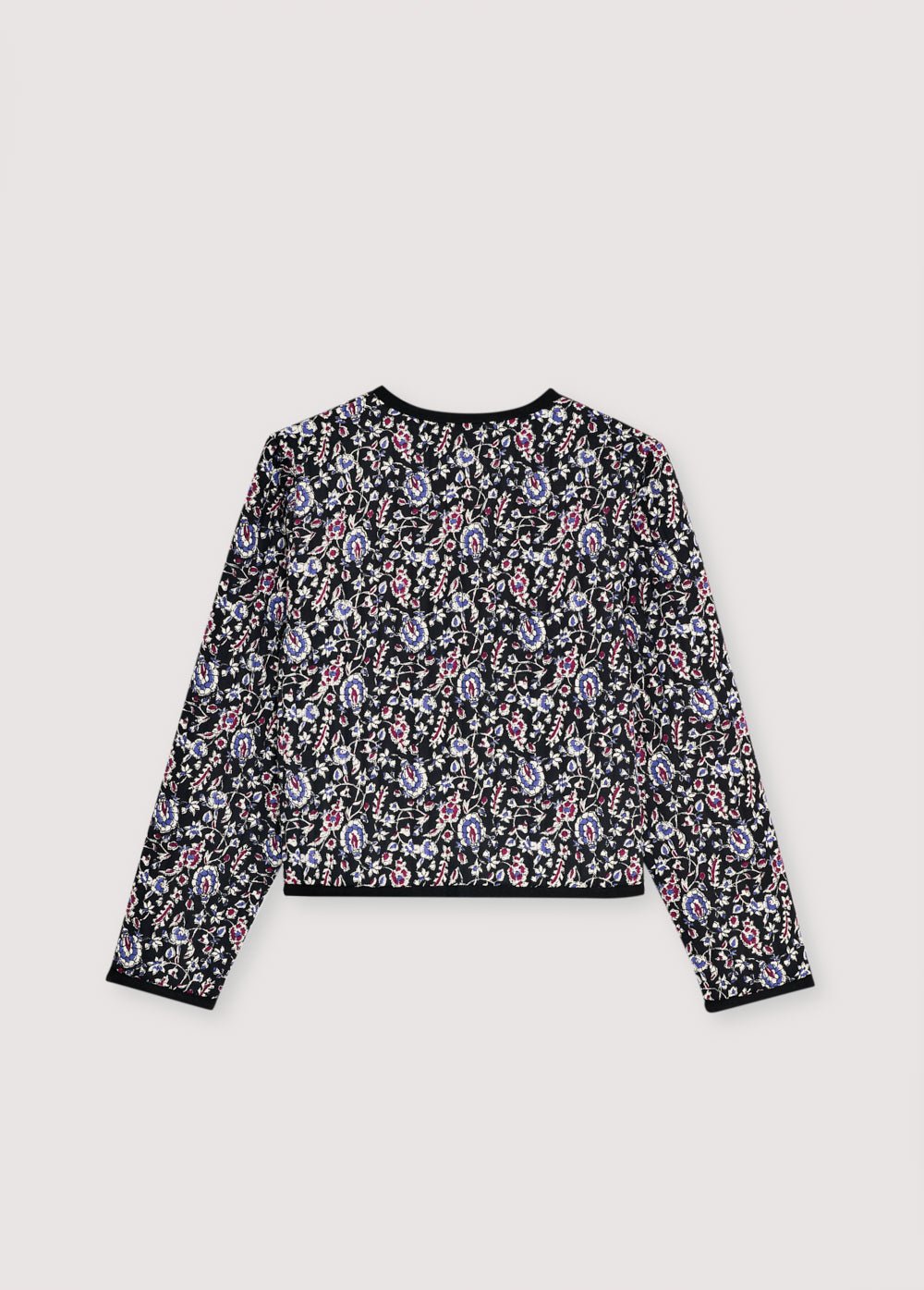 Veste courte matelassée avec un beau motif imprimé et se termine par une bande à chevrons ton sur ton. 