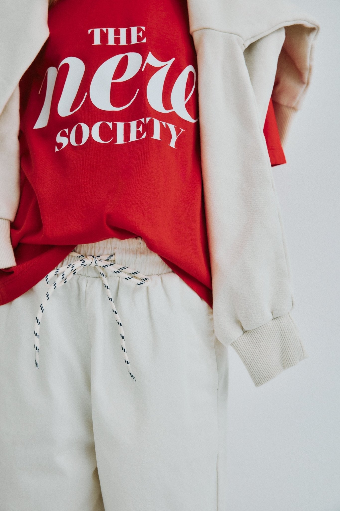 Bermuda en coton doux avec poches latérales et arrière, taille à cordon réglable ton sur ton avec taches contrastées et broderie de marque assortie au dos pour une finition décontractée et élégante.