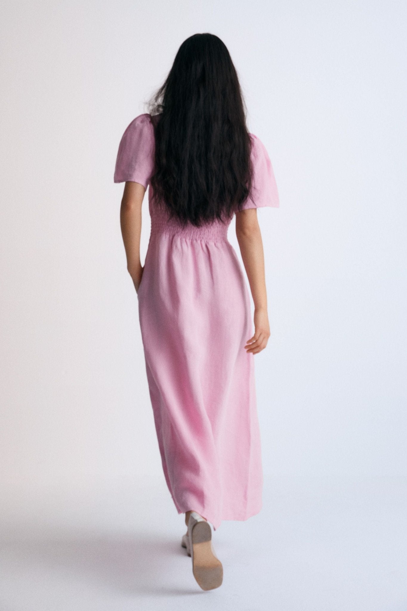Our bestseller now available in solid colors. Hera Woman Dress 2 in 100% linen, available in three colors: navy, hibiscus, and palm. V-neck, short sleeves with shoulder gathering, and center front buttons.