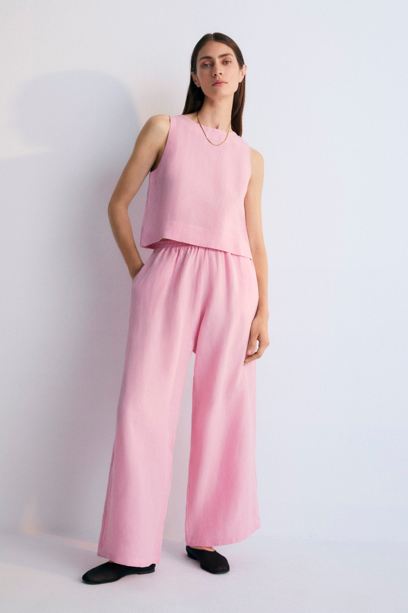 Hera Woman Top in 100% linen, available in three colors: Navy, Hibiscus, Palm, with wide straps and a bottom cut. Perfect for the total look with the palazzo pant.