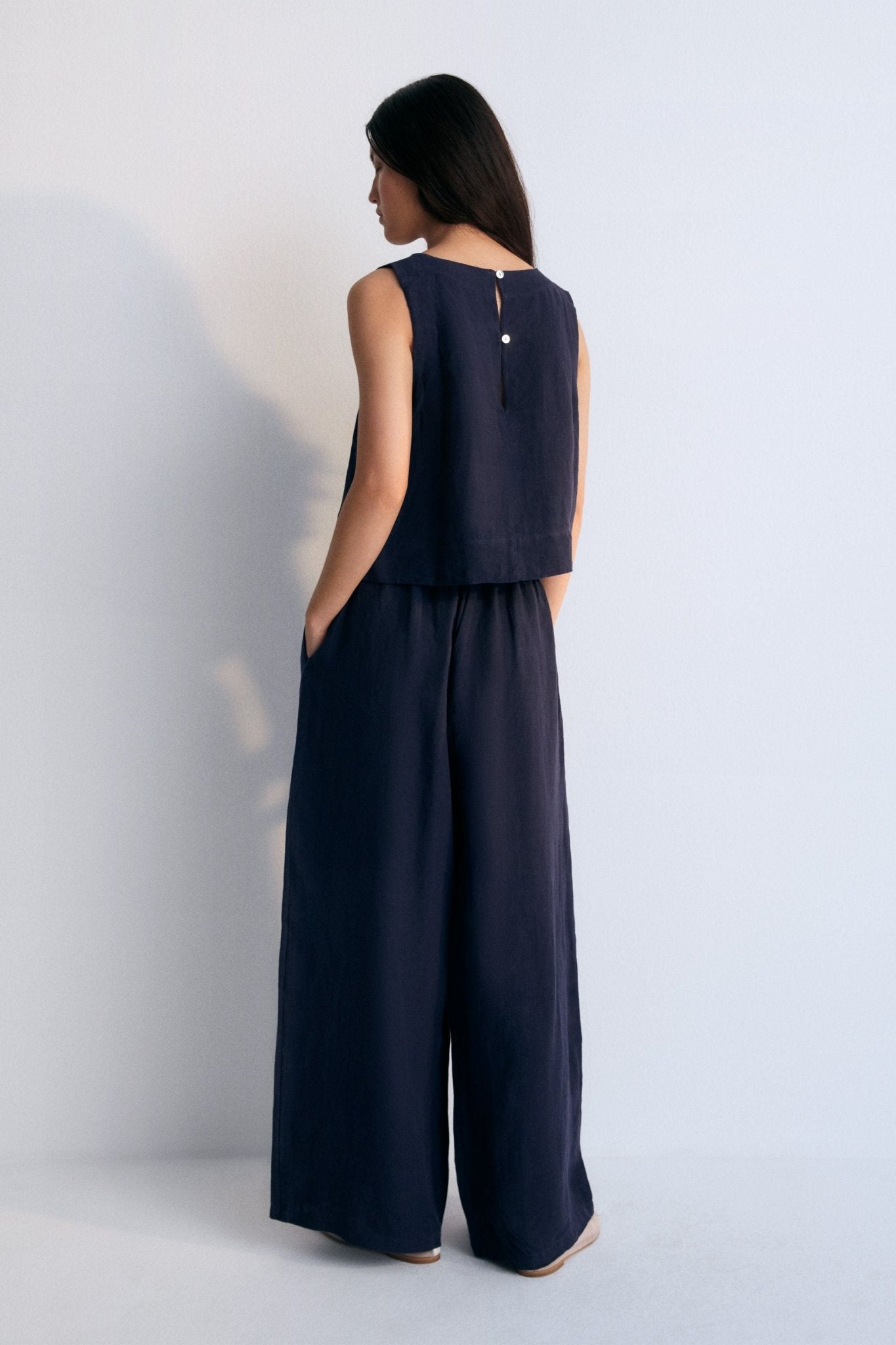 Hera Woman Pant in 100% linen, available in three colors: caviar, macadamia, and olive, to complete the total look with blouse and coat. Straight-leg pants with elastic waistband and side pockets.