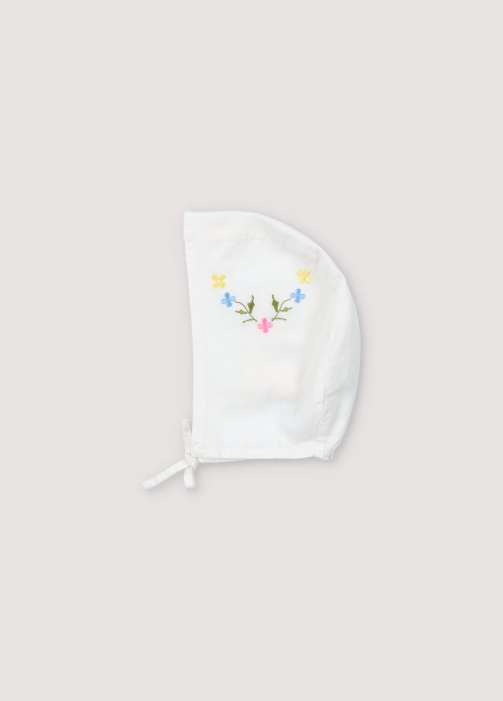 Hermione Baby Hat in 100% white cotton baize fabric with flower embroidery and adjustable with a bow. Spring Summer Collection. The New Society. 