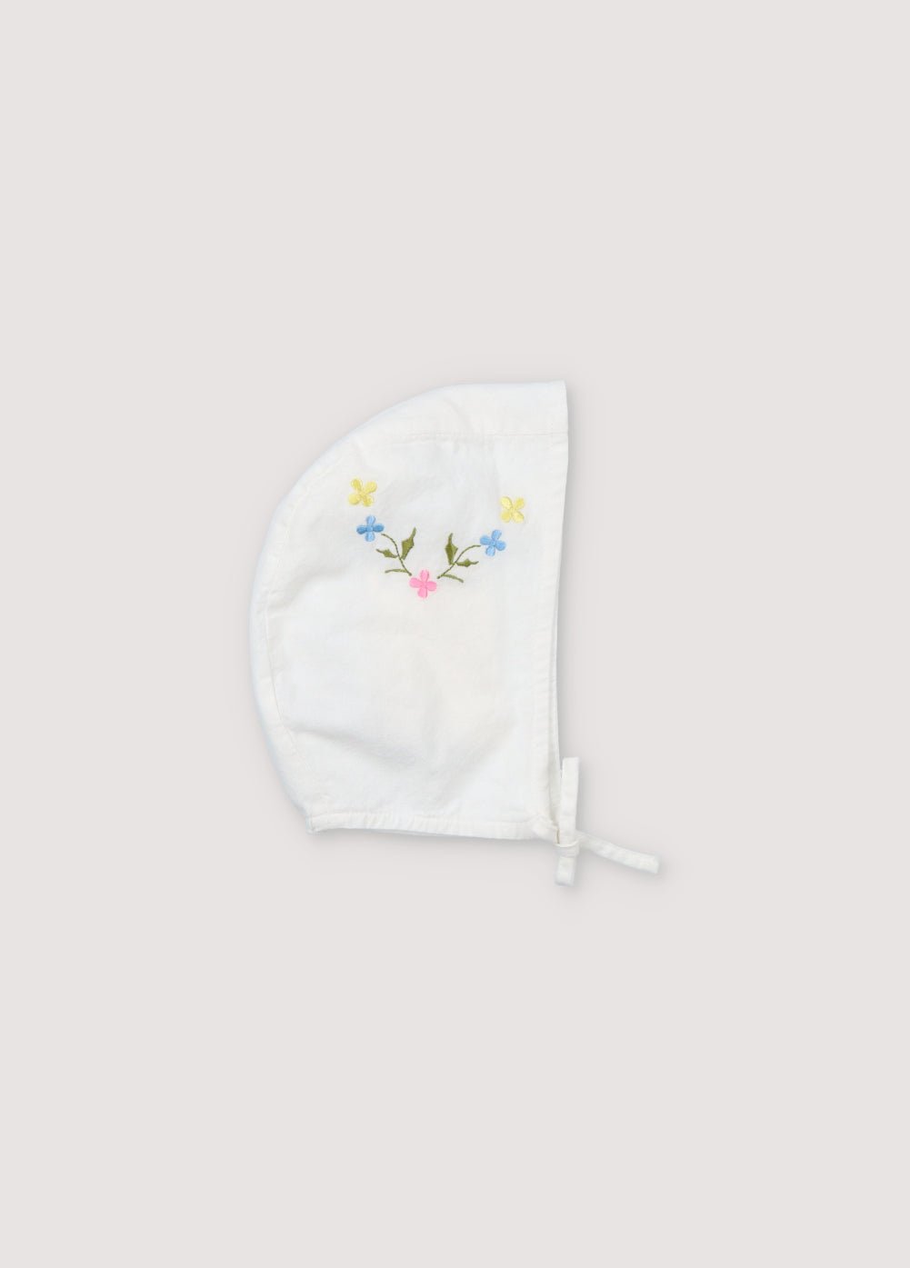 Hermione Baby Hat in 100% white cotton baize fabric with flower embroidery and adjustable with a bow. Spring Summer Collection. The New Society. 
