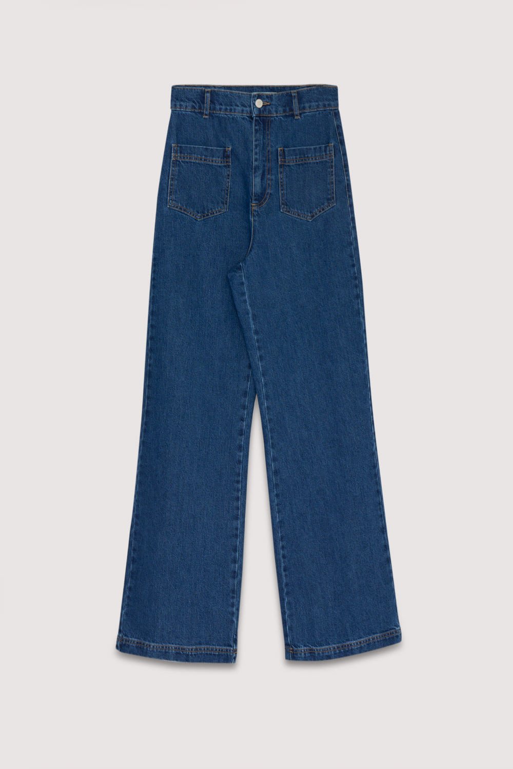 Jeanshose im 70er-Jahre-Stil mit aufgesetzten Taschen vorne und Abnäherdetail mit Tasche hinten.