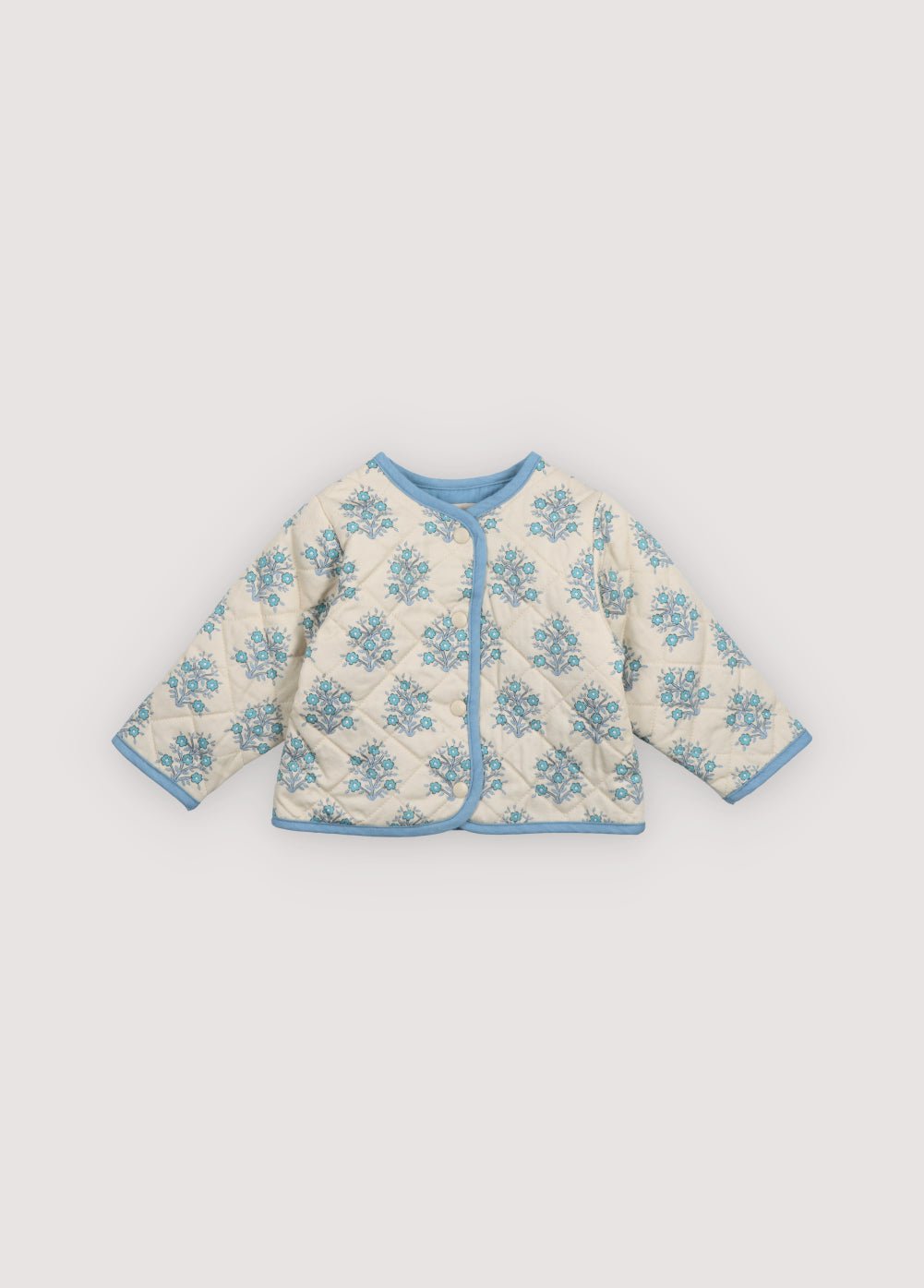 Veste Kyra Baby en sergé 100% coton et chambray avec notre imprimé Lavande. Veste à encolure ras du cou, finitions en chambray et fermeture centrale avec boutons-pression assortis au fond de l'imprimé. Collection Printemps Été. The New Society.