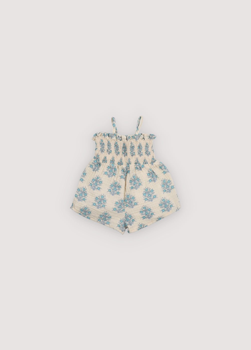 Combinaison Kyra Baby en tissu mousseline avec notre imprimé Lavande. Combinaison composée d'un haut smocké et d'un pantalon froncé créant l'effet smocké pour la partie supérieure. Collection Printemps Été. The New Society.