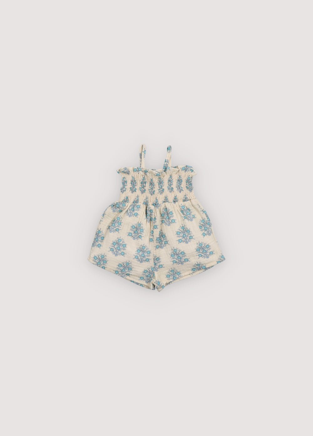 Combinaison Kyra Baby en tissu mousseline avec notre imprimé Lavande. Combinaison composée d'un haut smocké et d'un pantalon froncé créant l'effet smocké pour la partie supérieure. Collection Printemps Été. The New Society.