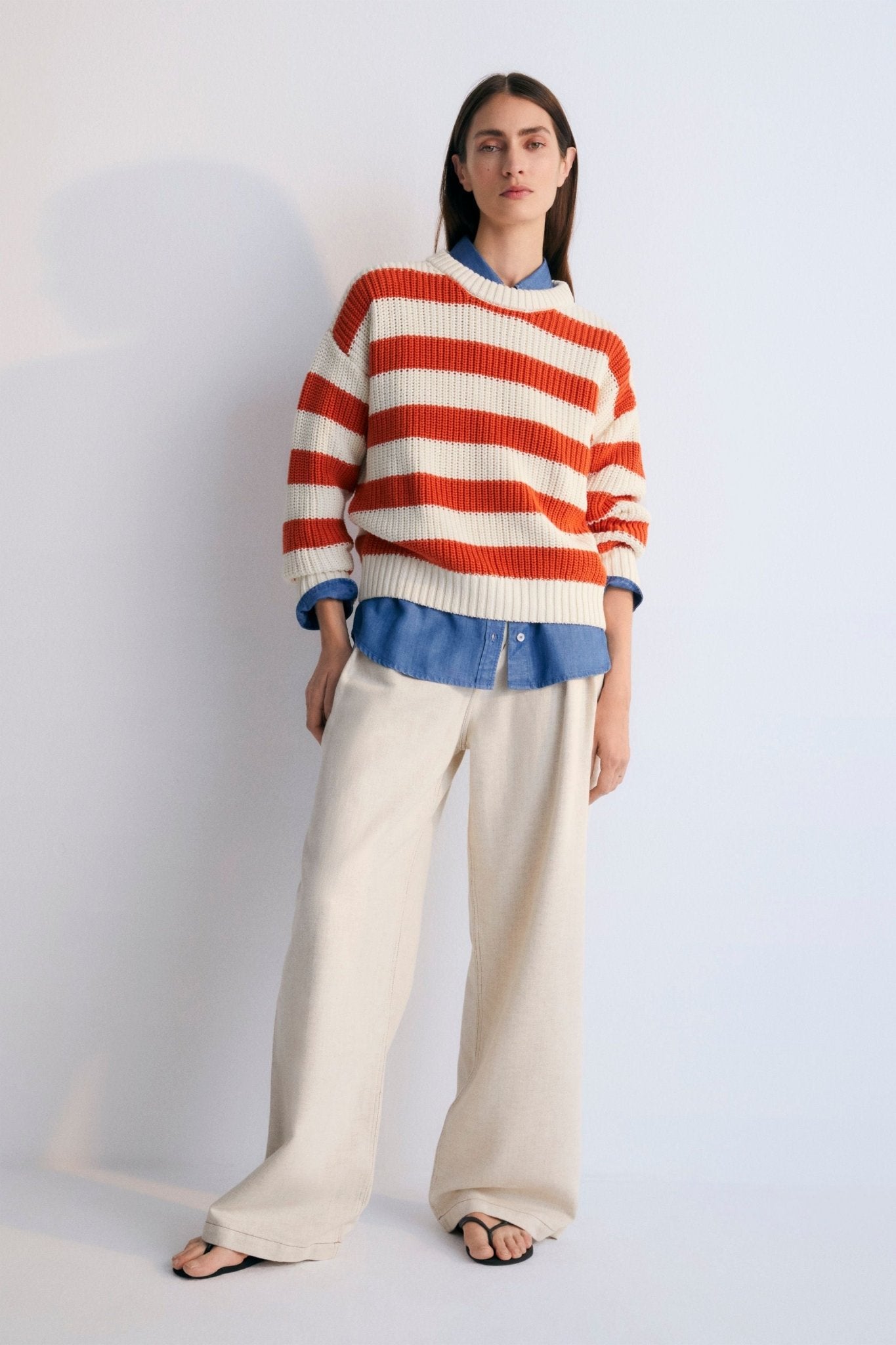 Lassi Woman Pant in fabric blend of 56% organic cotton, 31% lyocell, and 13% linen. Straight-leg pants in our macadamia color. Spring Summer Collection. The New Society. 