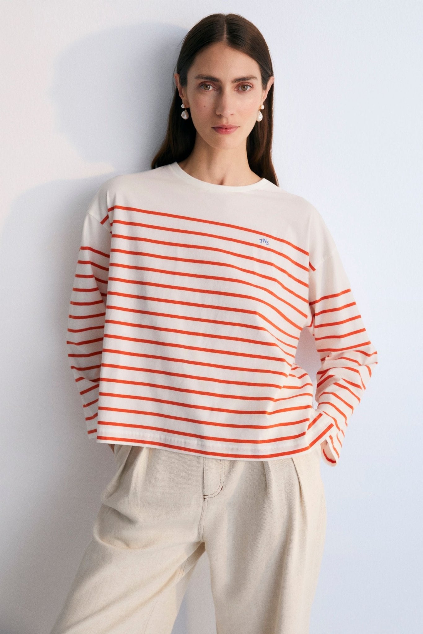 Lassi Woman Pant in fabric blend of 56% organic cotton, 31% lyocell, and 13% linen. Straight-leg pants in our macadamia color. Spring Summer Collection. The New Society. 