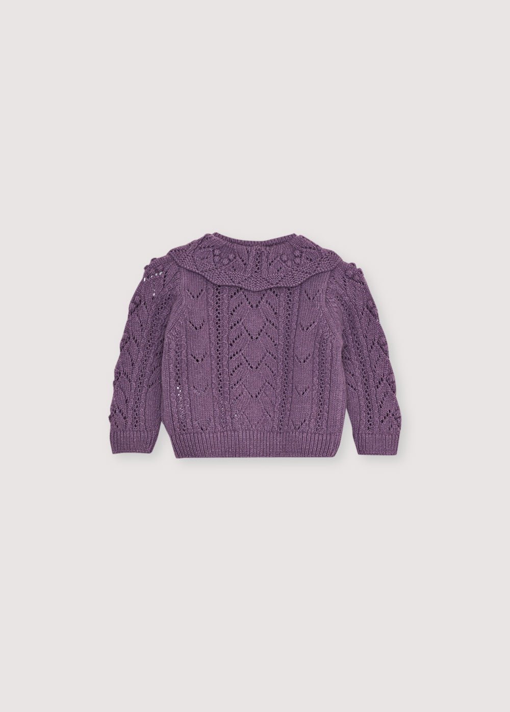 캐시미어와 울이 모두 사용된 재활용 가디건으로 아름다운 니트 디자인과 골지 칼라 디테일이 특징입니다. 마더 오브 펄 버튼이 달린 앞면 오프닝이 특징입니다. 레깅스와 함께 매치하면 아름다운 완벽한 룩을 연출할 수 있습니다.