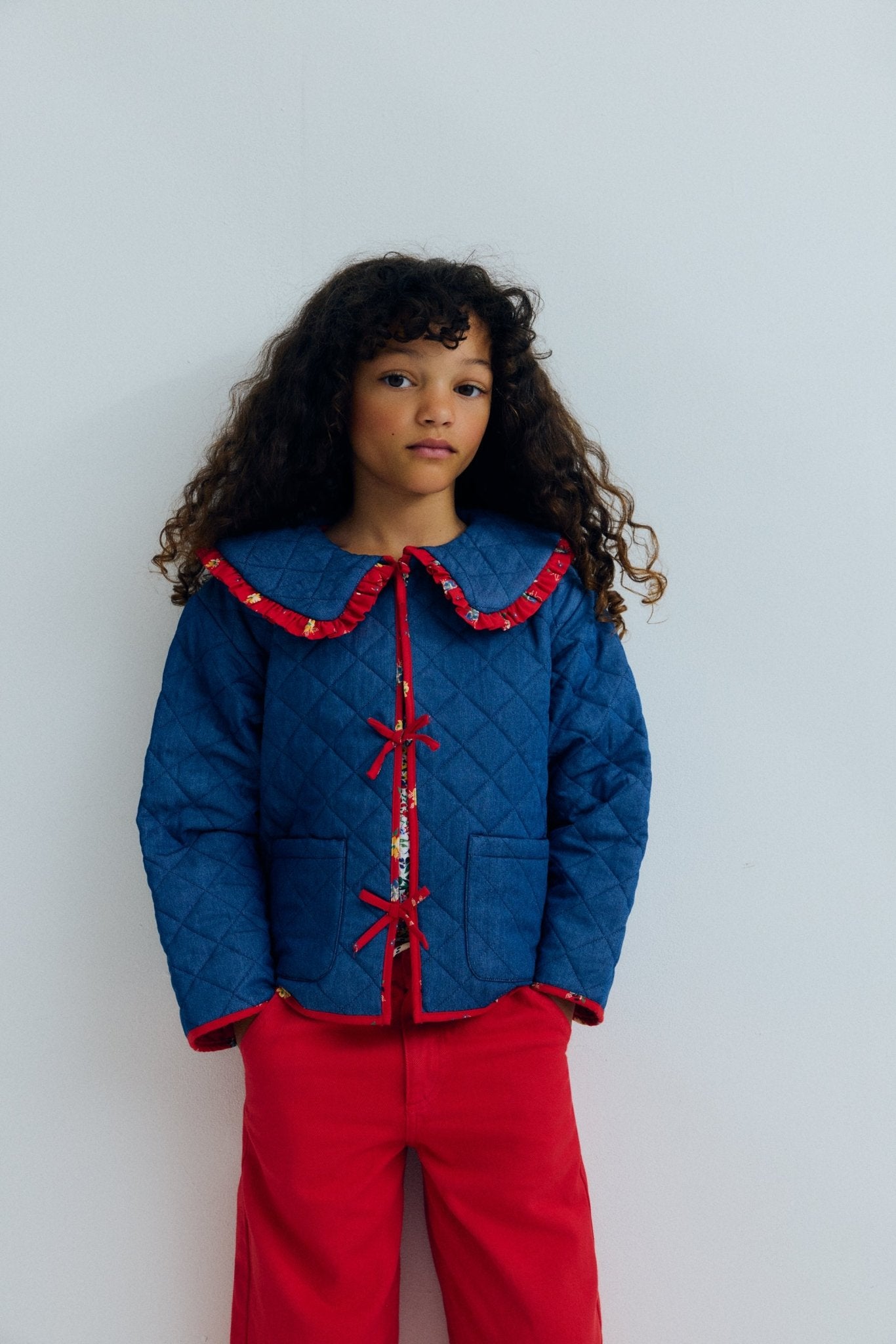 생동감 넘치는 레드 컬러의 와이드 레그 데님 팬츠로 스트레이트 레그와 내부에 신축성이 있는 조절 가능한 허리밴드가 특징입니다.