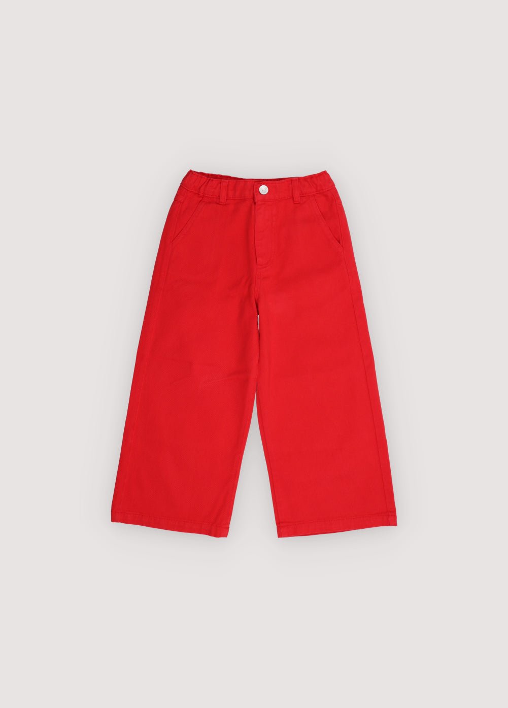 Pantalones de mezclilla de pierna ancha en un rojo vibrante, con piernas rectas y cinturilla ajustable con elástico interior.
