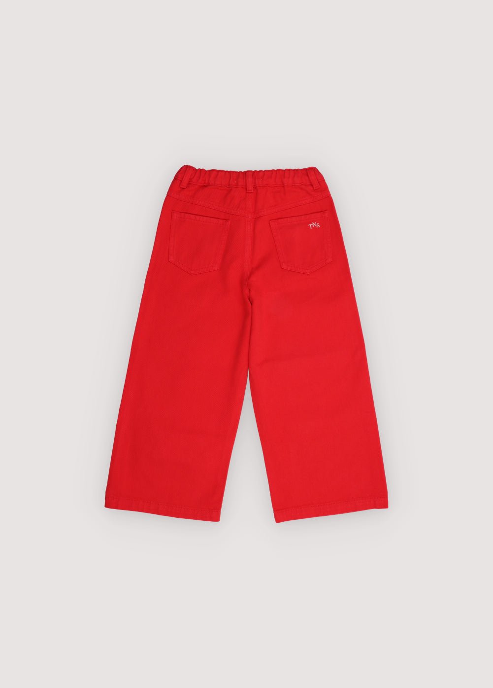 Pantalones de mezclilla de pierna ancha en un rojo vibrante, con piernas rectas y cinturilla ajustable con elástico interior.