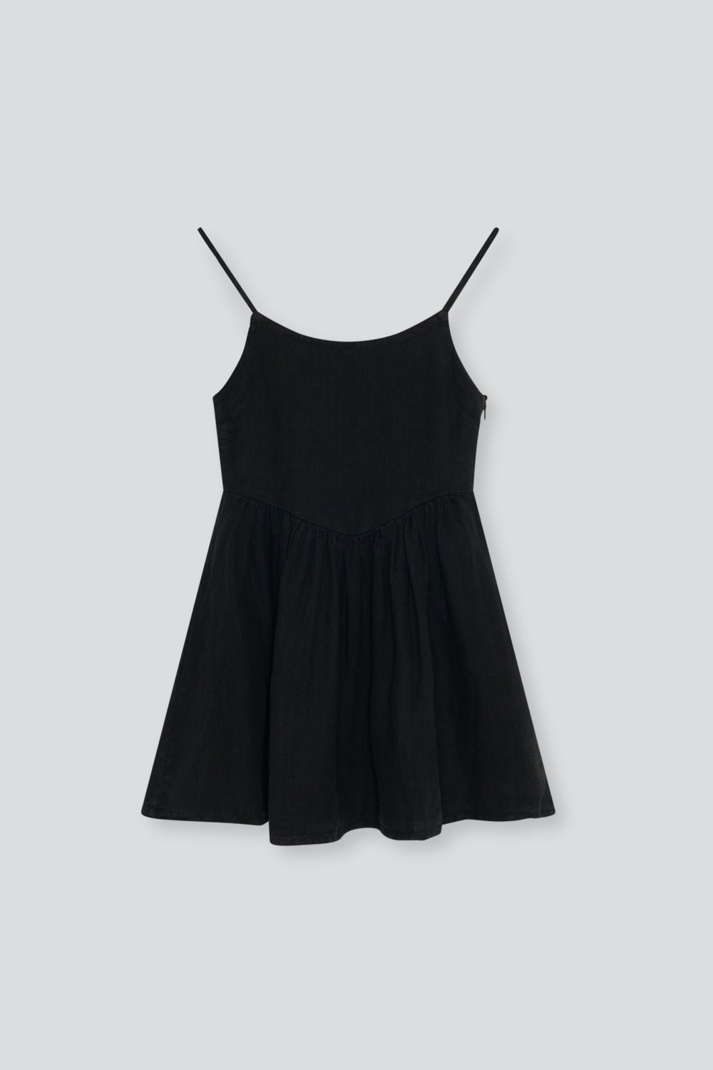 ポルトガル製のエレガントなリネンとコットンのドレス。ポインテッドボディスと柔らかく流れるようなシルエットのギャザースカートが特徴です。 