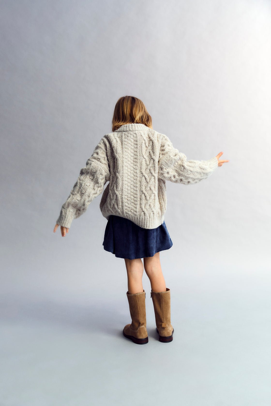 Falda burbuja corta en denim oscuro lavado con cinturilla elástica.