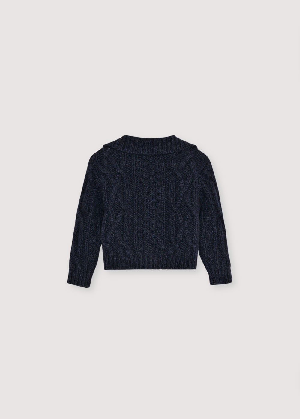 Cardigan tricoté avec encolure, poignets et ourlet côtelés. Dispose d'une ouverture frontale avec des bascules en bois. Livré avec un pantalon en tricot assorti pour compléter le look. Fabriqué avec des matériaux recyclés de haute qualité.