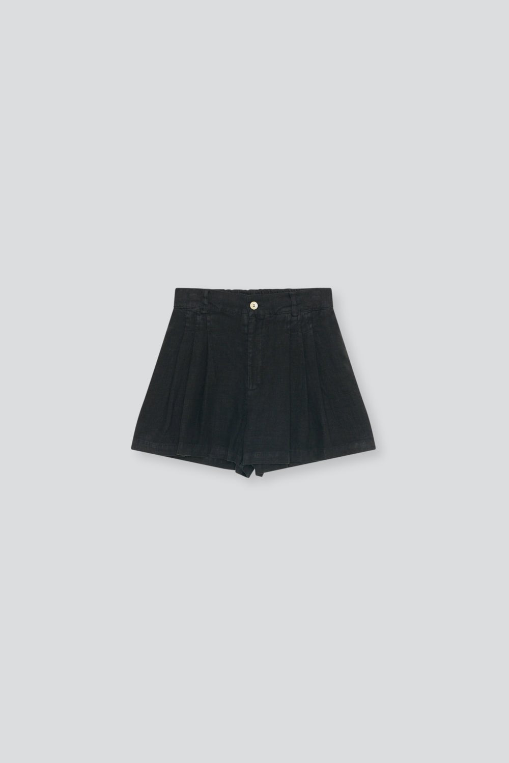 Teen short confectionné en 100% lin et fabriqué au Portugal. Comprend des plis et des poches sur le devant pour un ajustement élégant et confortable.