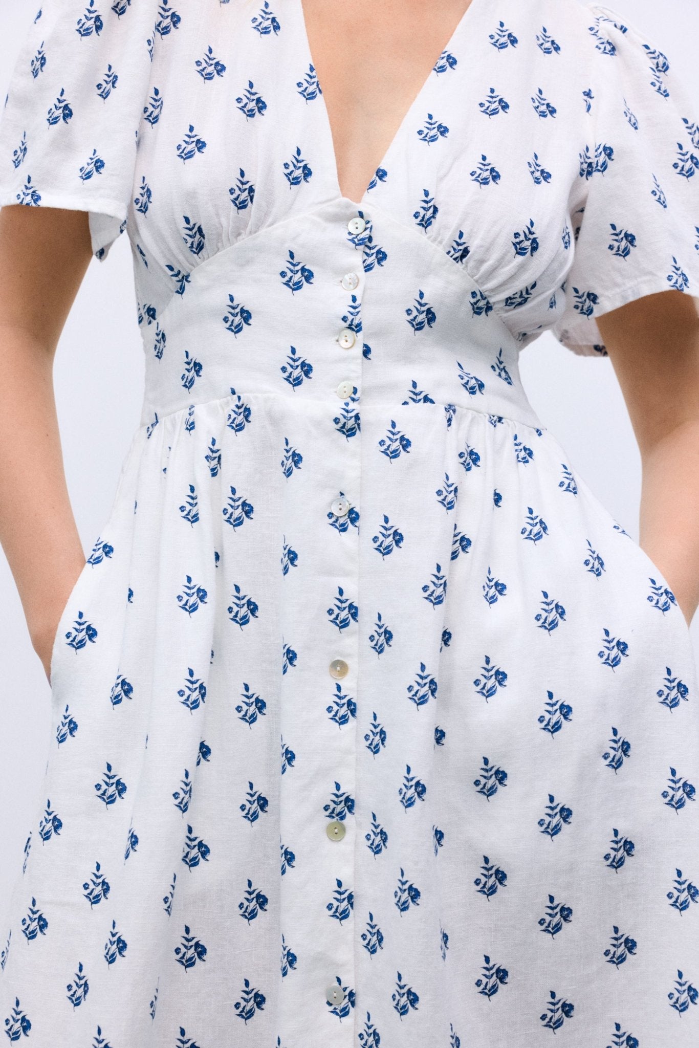 Eines unserer meistverkauften Kleider, gefertigt aus 100 % natürlichem Leinen für ein leichtes, atmungsaktives Tragegefühl.