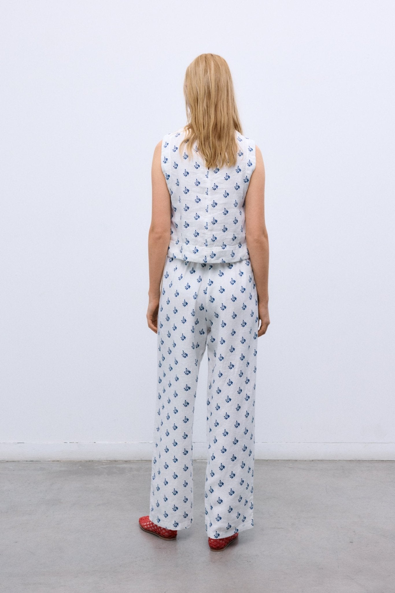 Straight-leg trousers crafted from 100% linen with a soft finish, designed and made in Portugal.