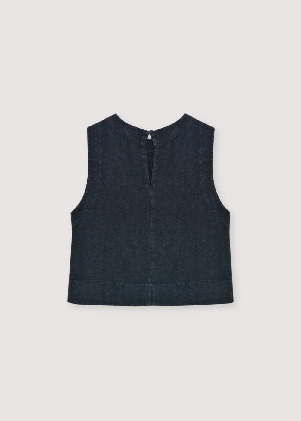 Leinenoberteil mit weicher, zarter Oberfläche, hergestellt in Portugal. Verfügt über eine Schlüssellochöffnung auf der Rückseite mit Knopfverschluss und ist in verschiedenen Farben erhältlich, perfekt zum Kombinieren mit anderen Teilen aus der Kollektion.