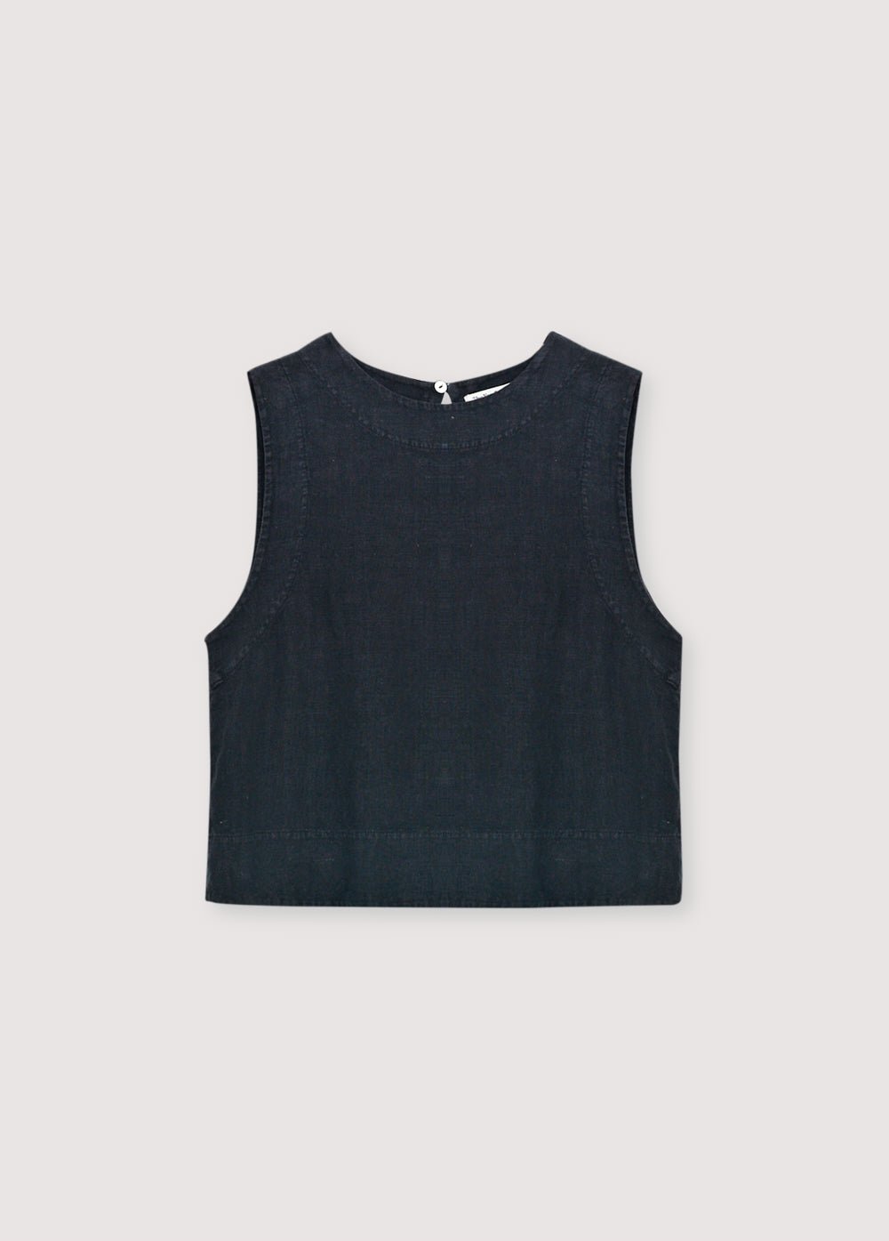 Leinenoberteil mit weicher, zarter Oberfläche, hergestellt in Portugal. Verfügt über eine Schlüssellochöffnung auf der Rückseite mit Knopfverschluss und ist in verschiedenen Farben erhältlich, perfekt zum Kombinieren mit anderen Teilen aus der Kollektion.