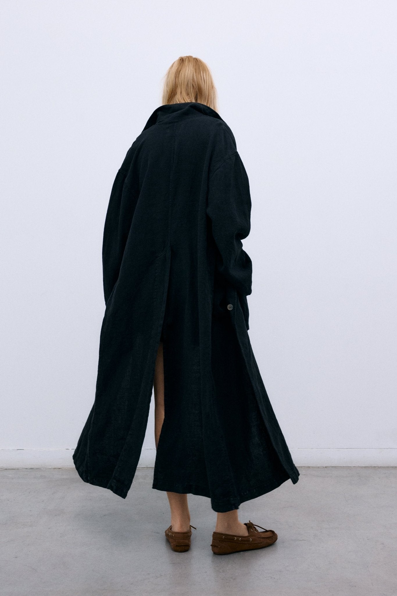 Leinenoberteil mit weicher, zarter Oberfläche, hergestellt in Portugal. Verfügt über eine Schlüssellochöffnung auf der Rückseite mit Knopfverschluss und ist in verschiedenen Farben erhältlich, perfekt zum Kombinieren mit anderen Teilen aus der Kollektion.