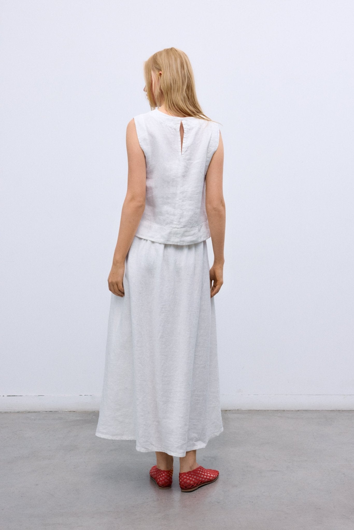 Falda midi 100% lino con cinturilla elástica y mucho volumen. Una pieza perfecta para el verano.