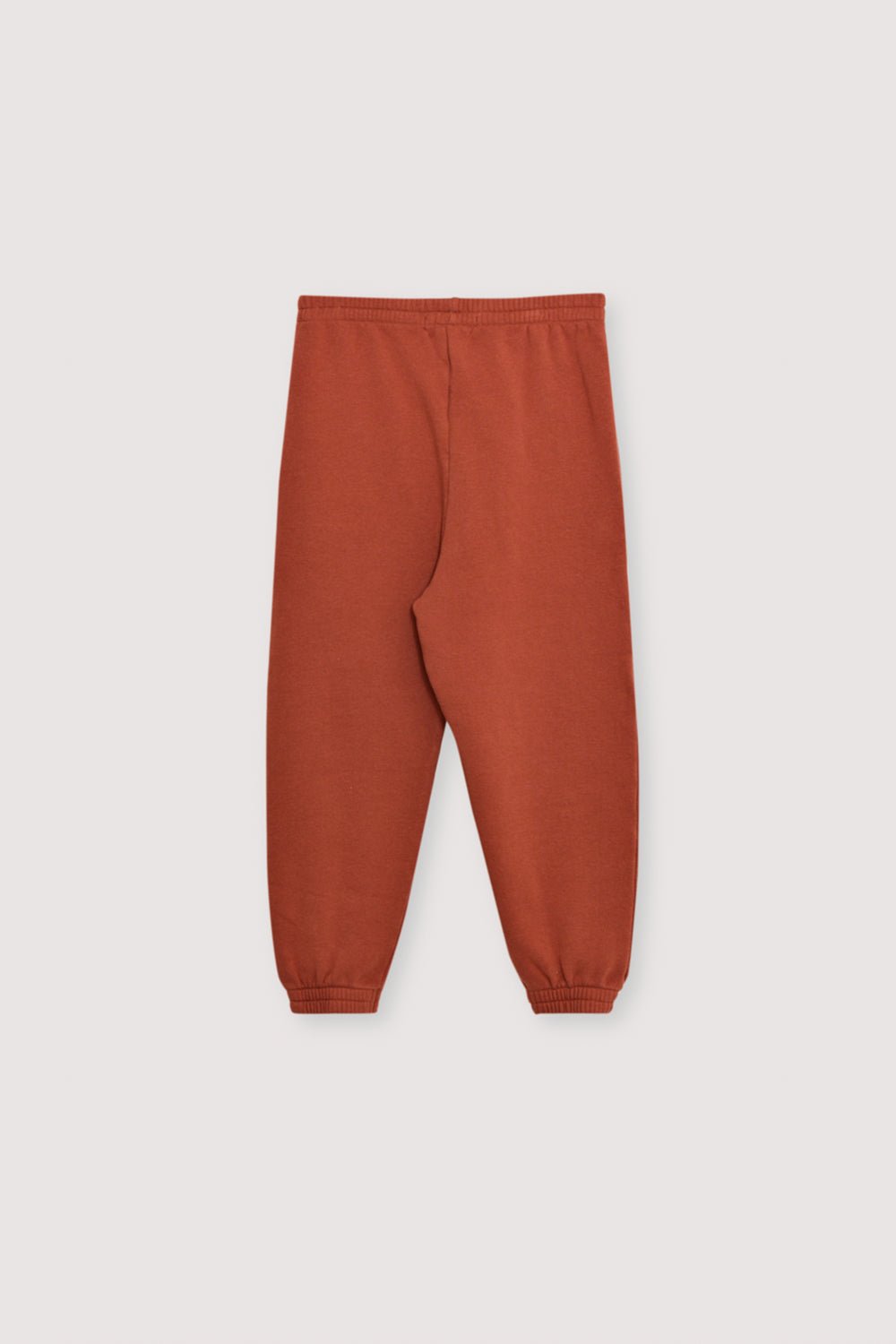 Wide jogging with a forward side seam and side pockets. They feature an elastic waistband and cuffs, with a print detail on the side. Brushed on the inside and outside. It has  a matching sweatshirt to complete the look.