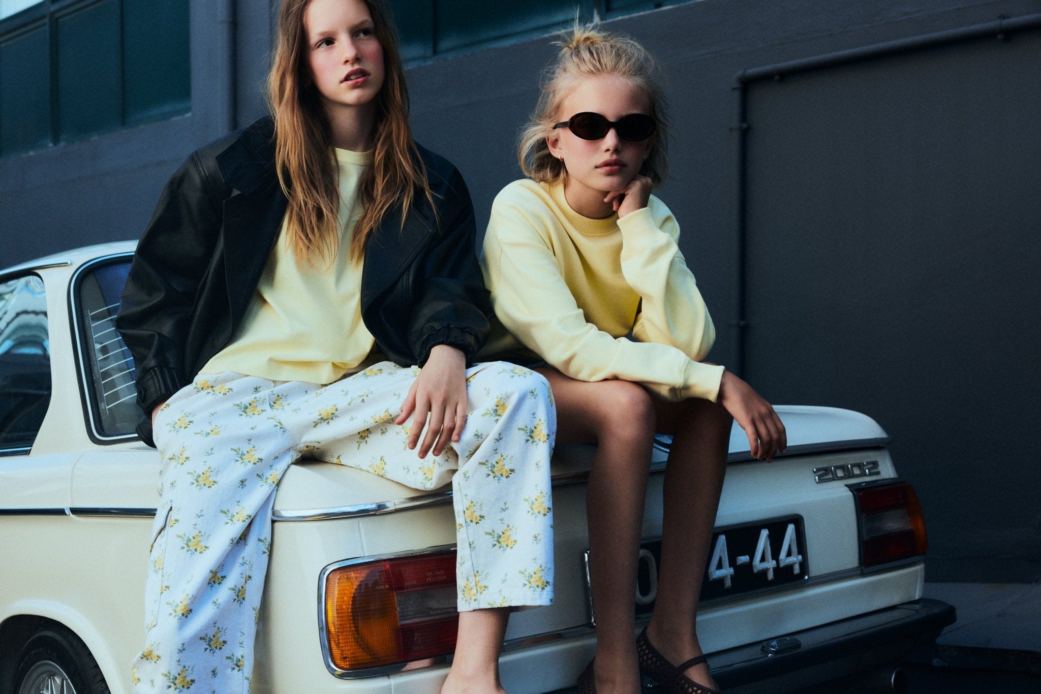 Teen Cargohosen von THE NEW Kollektion aus Bio-Denim-Baumwolle mit einem der schönsten Blumendrucke der Saison.