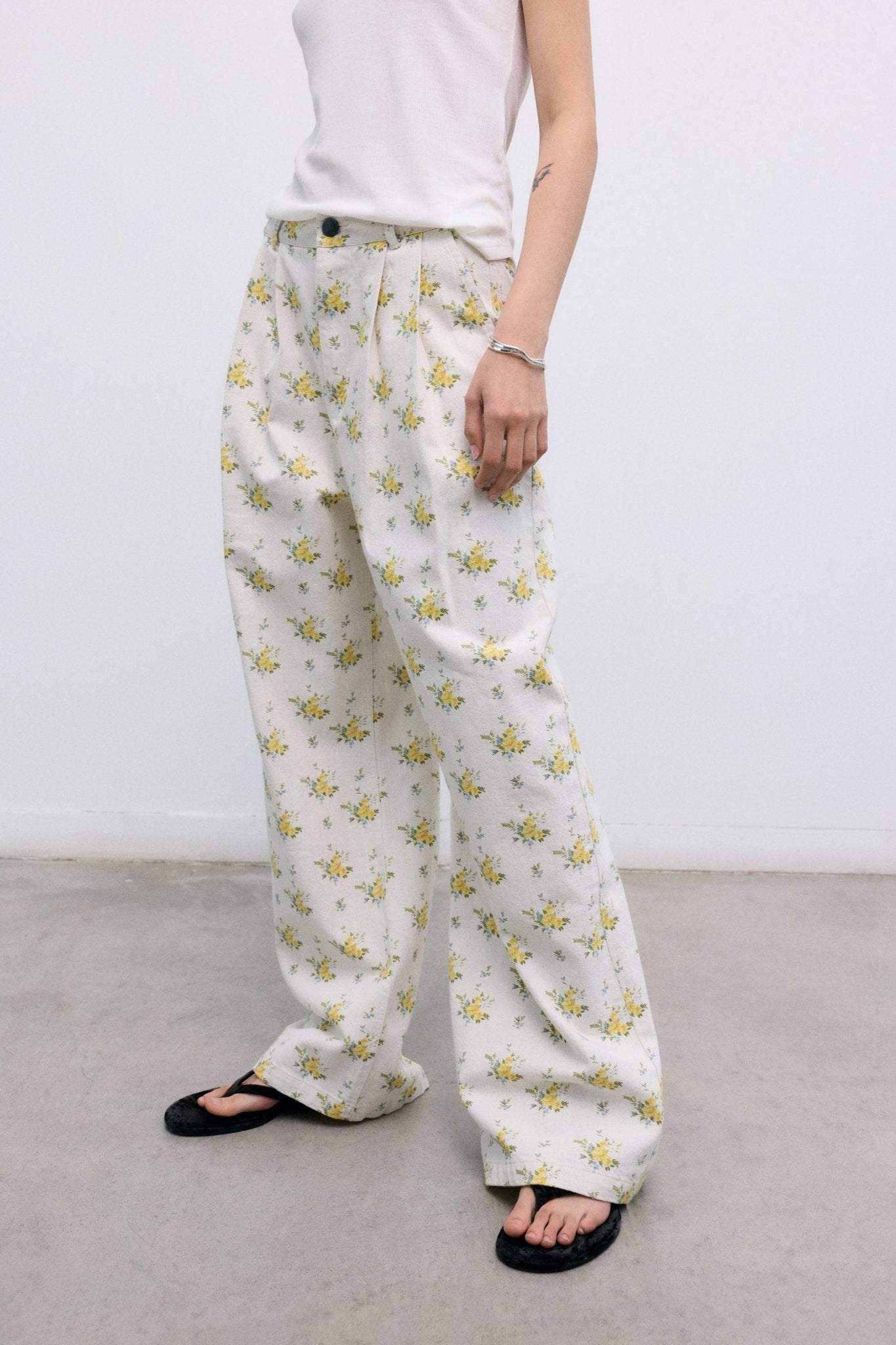 Pleated Denim Pants in Organic Cotton
Our classic pleated silhouette is reimagined in a refined organic cotton denim, featuring a beautiful floral print. 