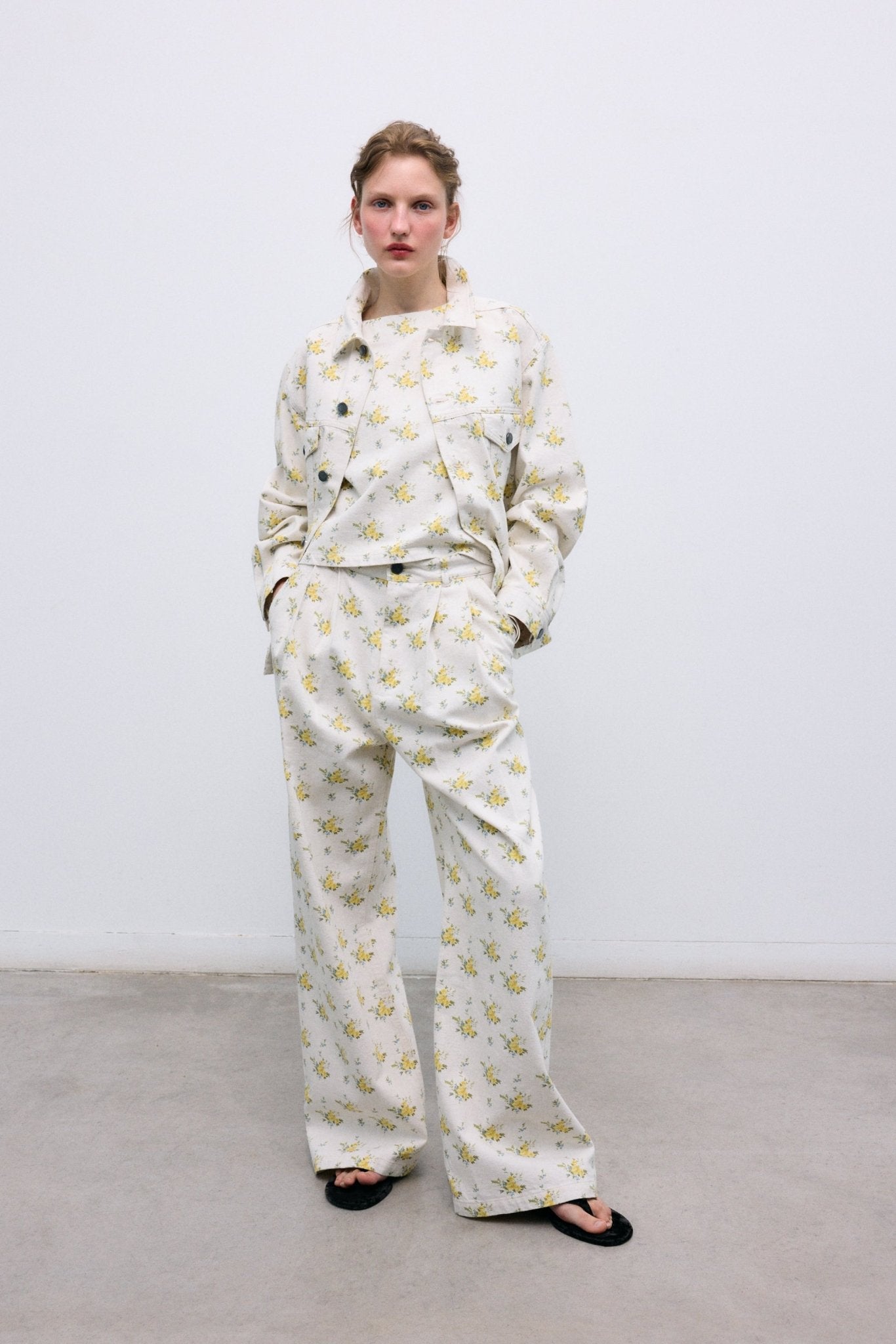 Pleated Denim Pants in Organic Cotton
Our classic pleated silhouette is reimagined in a refined organic cotton denim, featuring a beautiful floral print. 