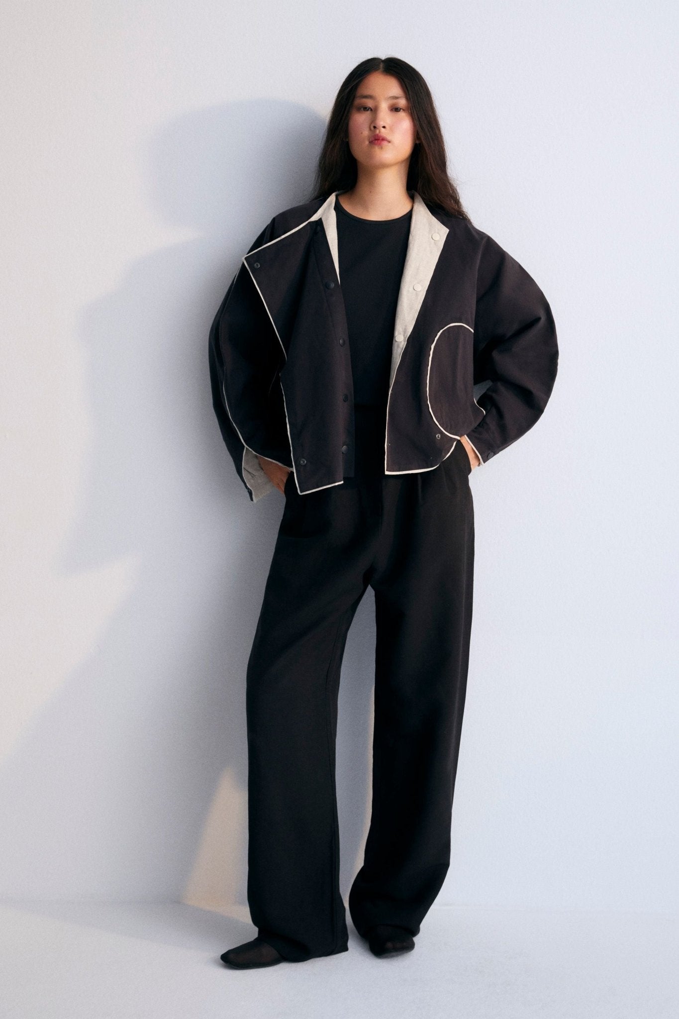 Morfeo Woman Jacket in 100% linen fabric. Jacket available in caviar and natural linen colors, reversible with side pockets, central opening, and wide lapel. Spring Summer Collection. The New Society. 